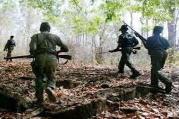 मुठभेड़ में एक वर्दीधारी पुरुष नक्सली ढेर