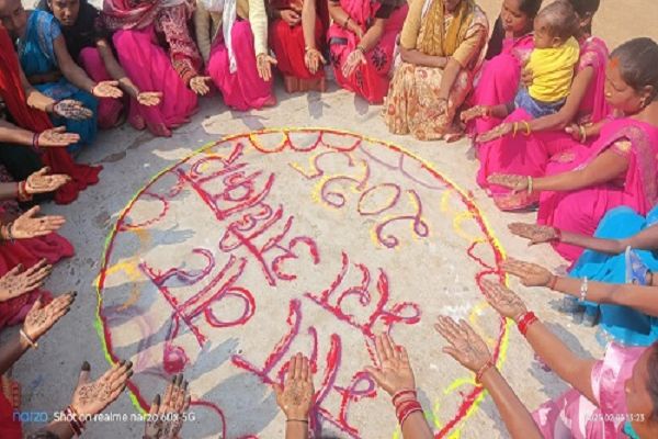 बिहान की महिलाओं ने रंगोली बनाकर दिया मतदान संदेश