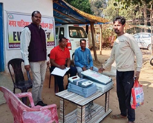 ईव्हीएम प्रदर्शनी के माध्यम से मतदाताओं को किया जा रहा जागरूक