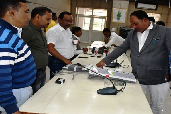 मीडिया प्रतिनिधियों को ईवीएम प्रदर्शनी के माध्यम से दी गई मतदान प्रक्रिया की जानकारी