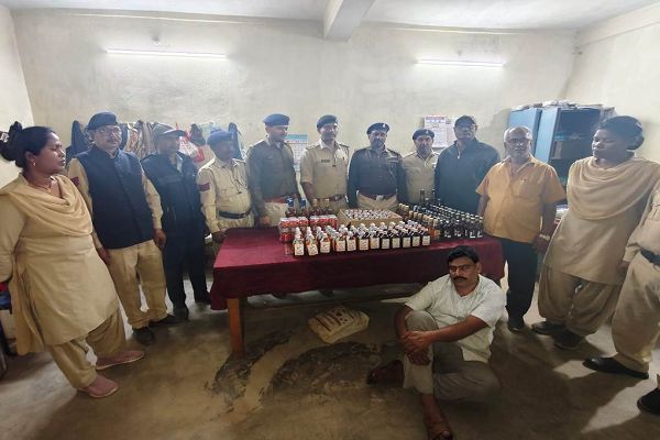 आबकारी विभाग की बड़ी कार्रवाई: 45 लीटर अवैध शराब