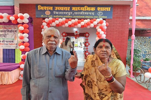 श्री राम प्रसाद यादव ने सपत्नीक बिलासपुर नगर निगम अंतर्गत मिशन स्कूल स्थित मतदान केंद्र में अपने मताधिकार का इस्तेमाल किया