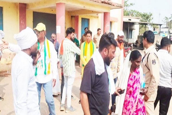 मतदान कक्ष तक ले जाने पर भीड़े कांग्रेस-भाजपा कार्यकर्ता