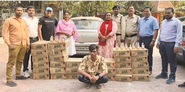 ग्राम मटंग मेें दो लाख से अधिक का शराब