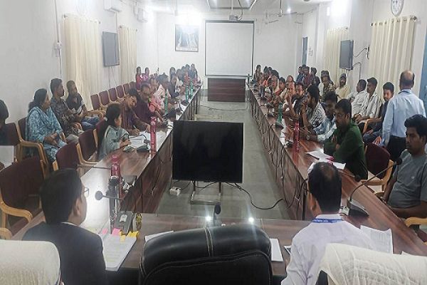 निर्वाचन अधिकारियों तथा राजनीतिक दलों की उपस्थिति निकायों की संवीक्षा