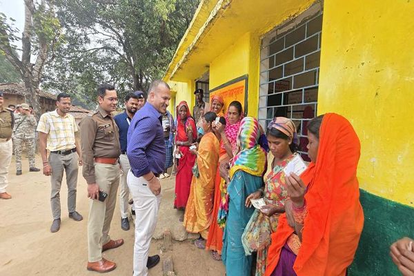 जनपद पंचायत सीतापुर, मैनपाट में दूसरे चरण का मतदान संपन्न