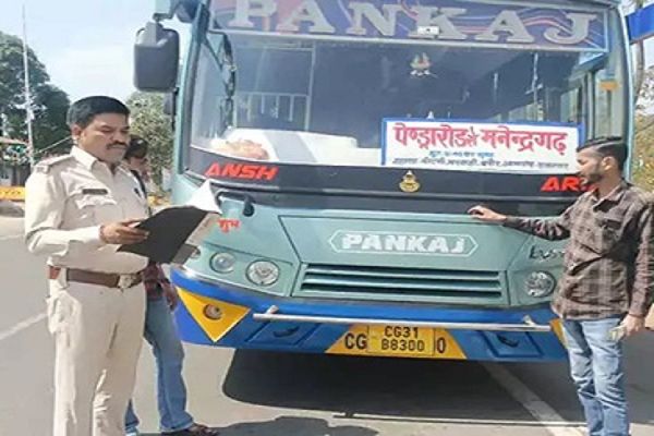 परिवहन जांच चौकी पर यात्री बसों और माल वाहनों की नियमित जांच की गई