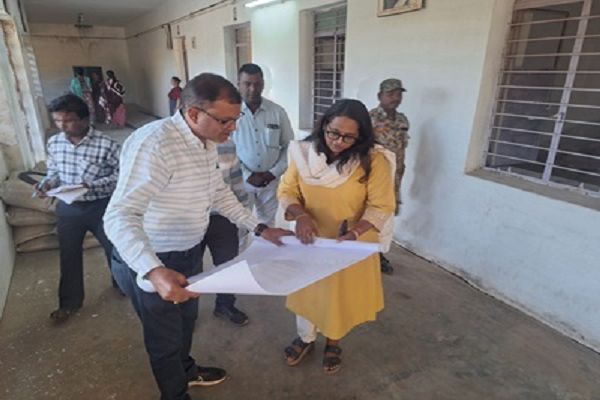 कलेक्टर ने चिल्हाटी, कौडूटोला में देखा महिला समूहों का हुनर