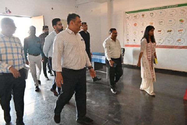 एकलव्य आवासीय परिसर का भारत सरकार के अधिकारी ने किया निरीक्षण
