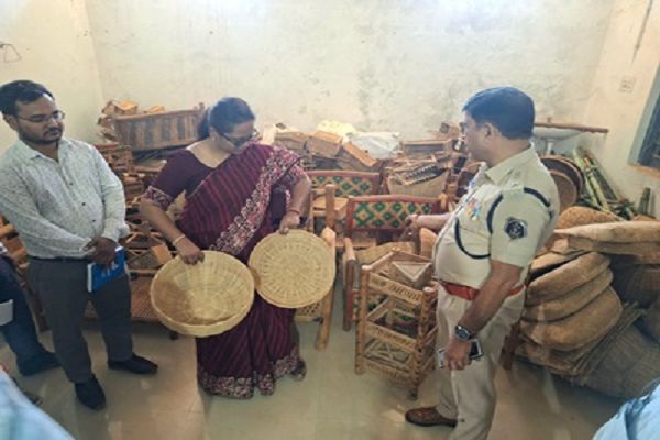कलेक्टर एवं पुलिस अधीक्षक ने छत्तीसगढ़ बास शिल्प बोर्ड के कार्यों को देखा