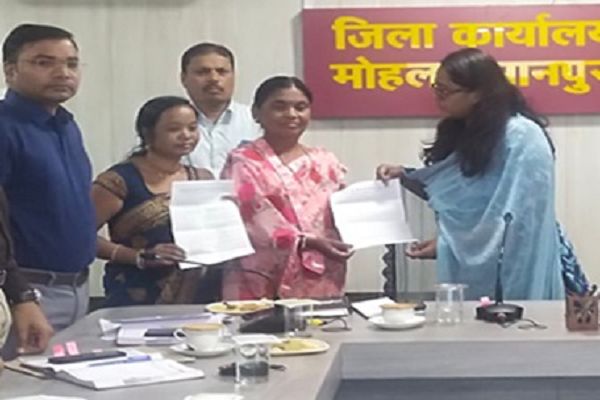 कलेक्टर ने दिये अनुकंपा नियुक्ति के आदेश