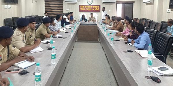 कलेक्टर एवं पुलिस अधीक्षक ने कानून व्यवस्था के संबंध में अधिकारियों की ली बैठक