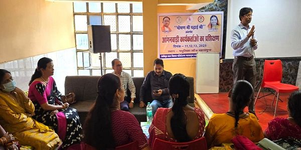 आंगनाबड़ी कार्यकर्ताओं को दिया गया सैद्धांतिक-व्यवहारिक प्रशिक्षण