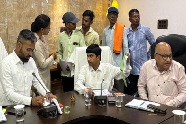 लो वोल्टेज की समस्या, चिनार नदी पर बने पुल में रेलिंग लगाने ग्रामीणों से मिले आवेदन