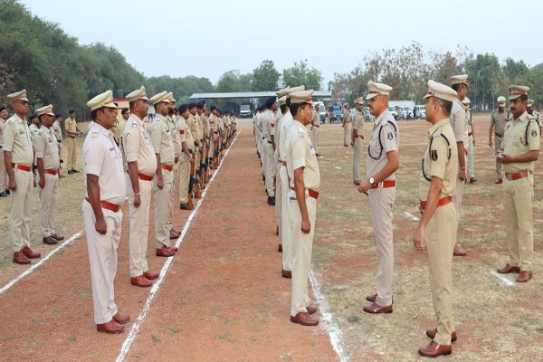  पुलिस अधीक्षक ने ली जनरल परेड की सलामी, परेड का किया निरीक्षण।