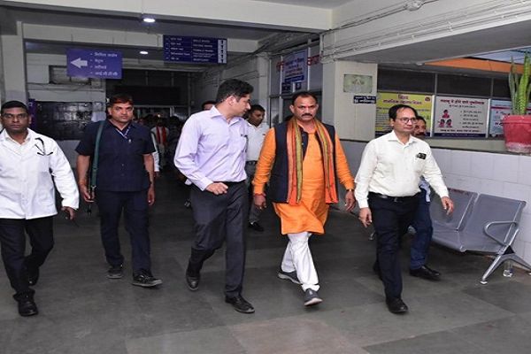 स्वास्थ्य मंत्री ने जिला चिकित्सालय का किया औचक निरीक्षण