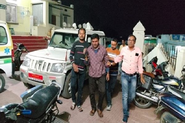 सड़क हादसे में घायल व्यक्ति को निगम आयुक्त ने पहुंचाया अस्पताल