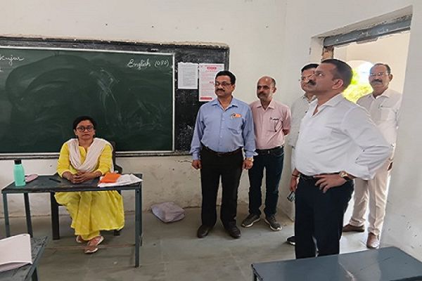 बोर्ड परीक्षा मूल्यांकन कार्य का कलेक्टर ने किया निरीक्षण