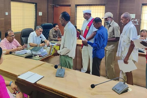 समय-सीमा बैठक के बाद कलेक्टर ने सुनी जनदर्शन में लोगों की समस्याएं