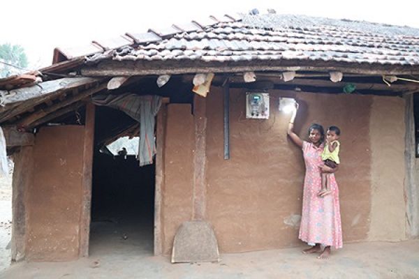 नियद नेल्लानार योजनार्न्तगत पुसकोंटा के ग्रामीणों को मिली बिजली और पानी की सौगात