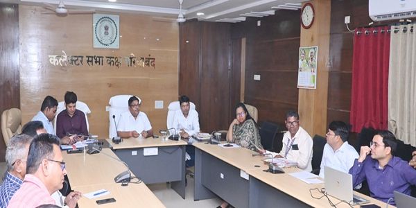 कलेक्टर ने जिला कार्यालय के प्रभारी अधिकारी एवं लिपिको की बैठक में दिये निर्देश