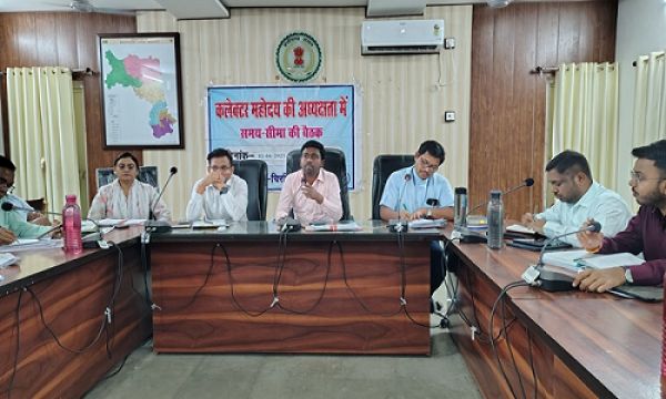  मुख्यमंत्री और मंत्रियों के दौरे से पहले सभी लंबित कार्य पूर्ण के दिए निर्देश: कलेक्टर