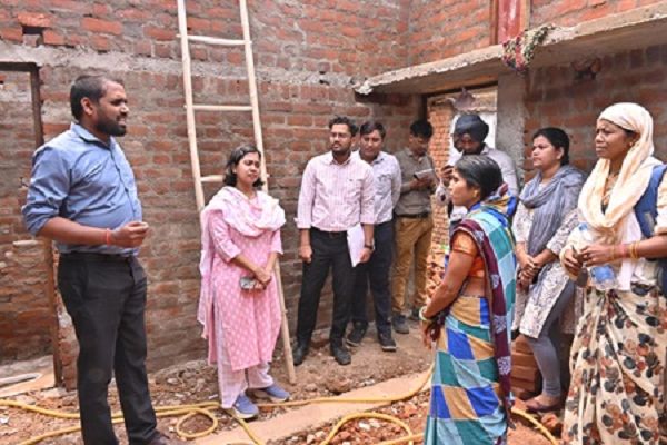 निर्माणाधीन आवास का कलेक्टर ने किया निरीक्षण