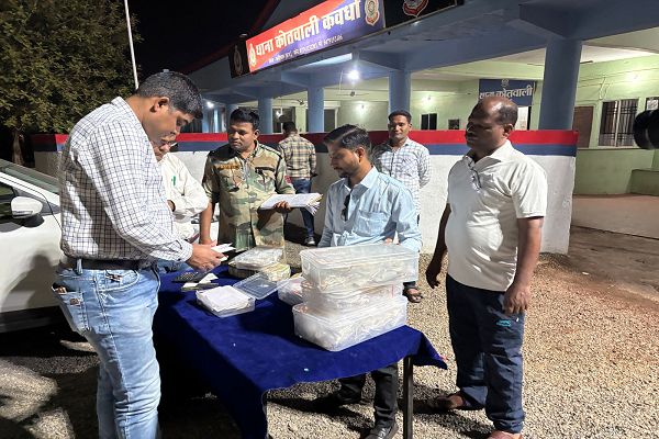  कबीरधाम पुलिस ने पकड़ा बिना वैध दस्तावेज के 3 करोड़ रुपए  का सोना