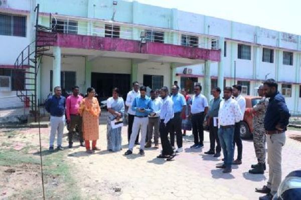 कलेक्टर ने किया शिक्षण संस्थानों का निरीक्षण, छात्राओं को मिलेगी बस की सुविधा