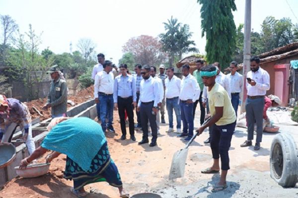 कलेक्टर ने किया चारामा-नरहरपुर क्षेत्र का सघन दौरा किया