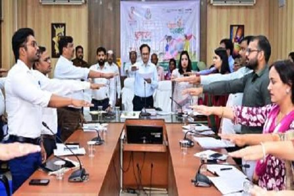 नशे के शिकंजे से बच्चों को दूर रखने के लिए करें कार्य : कलेक्टर