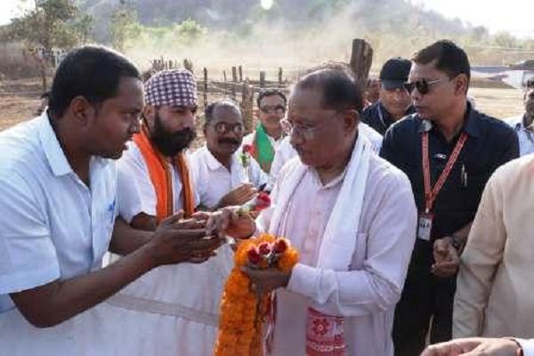 मुख्यमंत्री साय का हेलीपेड पर कंवर समाज के प्रतिनिधियों ने किया स्वागत