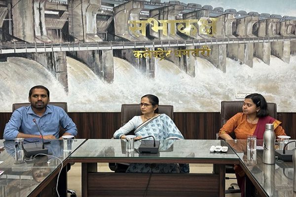 प्रभारी सचिव श्रीमती रेणु जी.पिल्ले ने ली अधिकारियों की बैठक