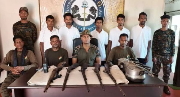 2 इनामी नक्सलियों समेत 5 ने किया सरेंडर, भरमार हथियार के साथ कुकर बम भी सौंपे