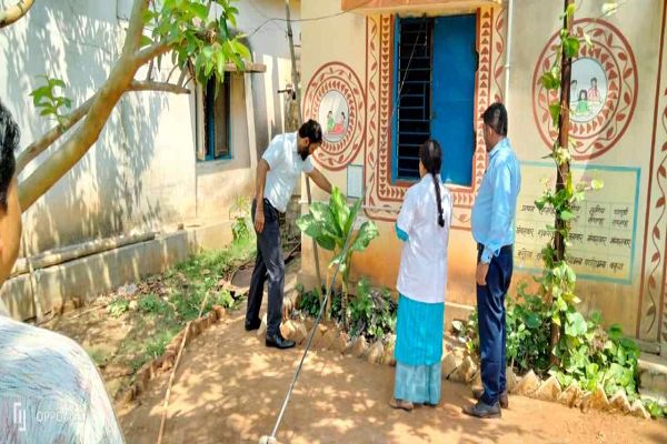 कलेक्टर ने घने जंगलो के बीच बसे गांव करडेगा के उप स्वास्थ्य केन्द्र और शासकीय आयुर्वेद औषधालय का किया निरीक्षण