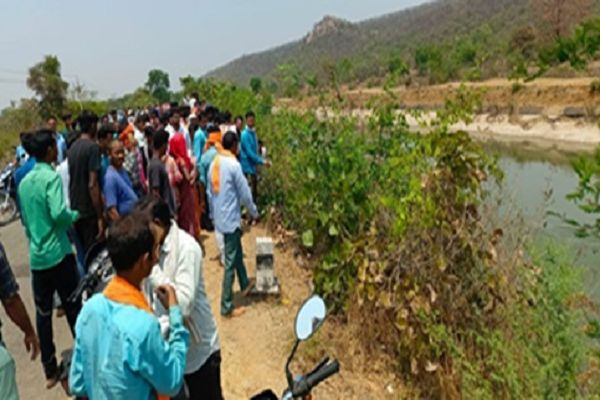 नहर में गिरी पिकअप, 2 बच्चे और 3 महिलाएं बहे