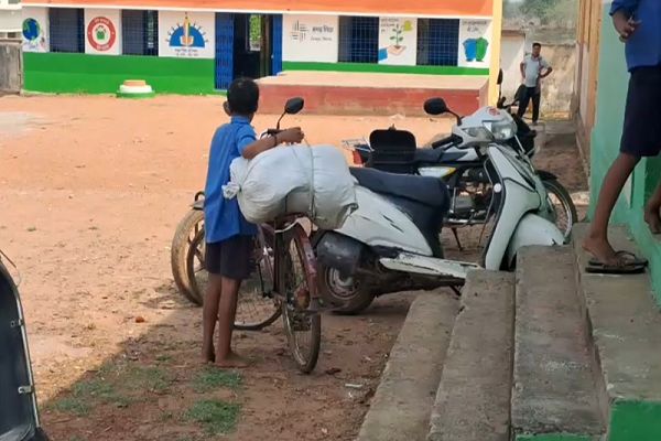 प्राईमरी स्कूल के बच्चों से ढुलवाया गणवेश, प्रधान पाठक समेत 3 को नोटिस...