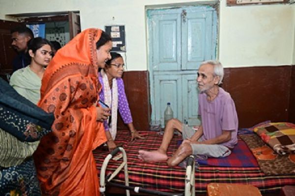 मंत्री लक्ष्मी राजवाड़े ने संस्थाओं का दौरा किया