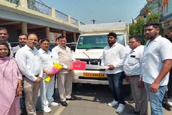 हितग्राही को व्यापार में वृद्धि व आजीविका सुदृढ़ करने की दी बधाई