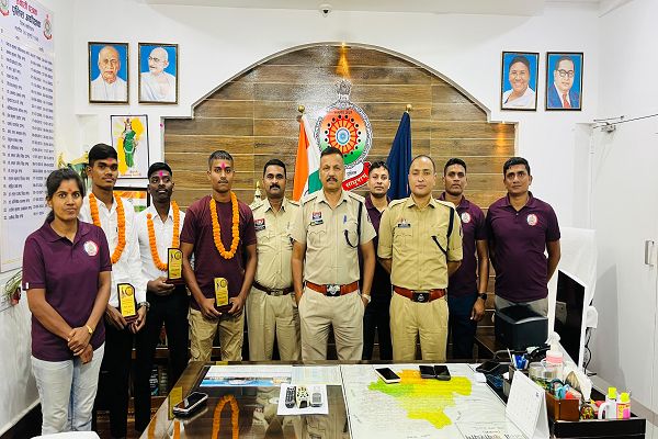 स्वामी विवेकानंद अकादमी से चयनित 5 अग्निवीरों ने पुलिस अधीक्षक से की मुलाकात &ndash; कबीरधाम पुलिस की पहल से साकार हुए युवाओं के सपने