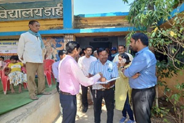 कलेक्टर मिश्रा ने किया जिले के विभिन्न गांवों का औचक निरीक्षण