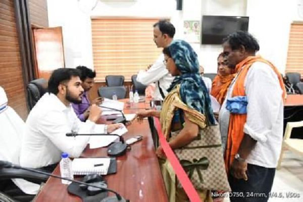 शिक्षा के अधिकार अधिनियम के तहत स्कूल में प्रवेश दिलाने अभिभावक ने जनदर्शन में लगाई गुहार