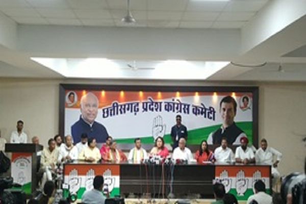 कांग्रेस के सोशल मीडिया विभाग अध्यक्ष एवं राष्ट्रीय प्रवक्ता सुप्रिया श्रीनेत की पत्रकार वार्ता