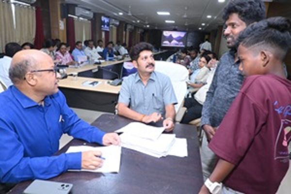 कलेक्टर ने जनदर्शन में सुनी आम नागरिकों की समस्याएं