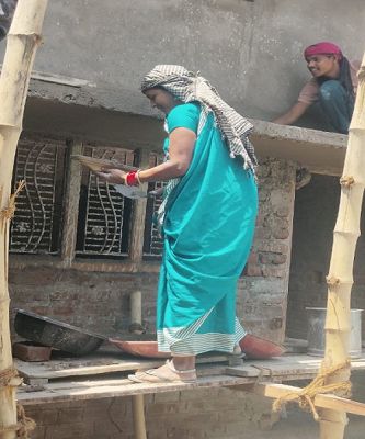 ईंट,सीमेंट गारों से अनीता के जीवन को मिल रही मजबूती