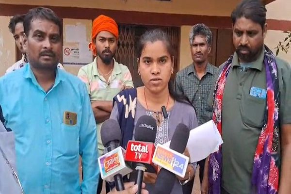 आंगनबाड़ी भर्ती: कोर्ट के आदेश के बाद भी नहीं दी नियुक्ति, पीड़िता ने परियोजना अधिकारी पर लगाए आरोप