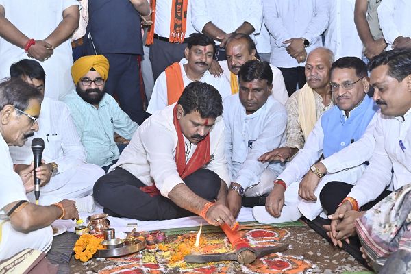  कवर्धा में शहरी विकास को मिली नई दिशा, उपमुख्यमंत्री विजय शर्मा ने किया शॉपिंग कॉम्प्लेक्स निर्माण का भूमिपूजन