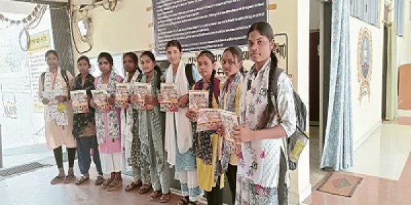 कन्या महाविद्यालय में छात्रों को किया गया जनमन पत्रिका का वितरण