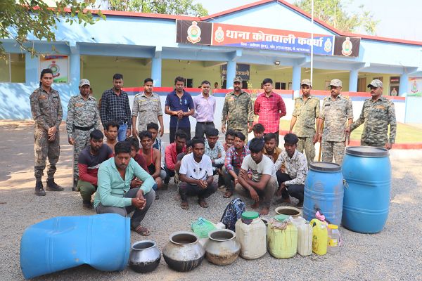 अवैध महुआ शराब के विरुद्ध छापामार कार्रवाई में 15 आरोपी गिरफ्तार