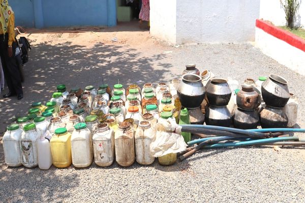 300 लीटर कच्ची महुआ शराब और 1000 किलो( 1 टन) से अधिक महुआ लाहन जब्त